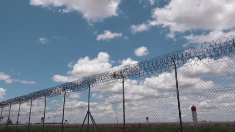 Avión-Despegando-Y-Volando-Por-Encima