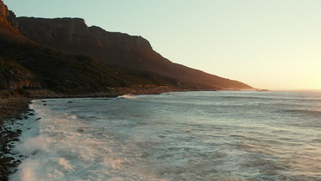 Hermoso-Paisaje-Isleño-Con-Olas-Rompiendo-En-La-Playa-De-Marea,-Ciudad-Del-Cabo,-Sudáfrica---Toma-Amplia