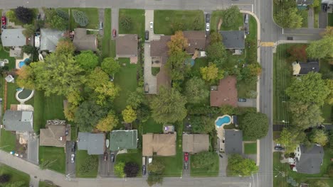 Toma-Directa-De-Un-Dron-Desde-Arriba-Del-Típico-Barrio-Residencial-De-Una-Ciudad-Americana