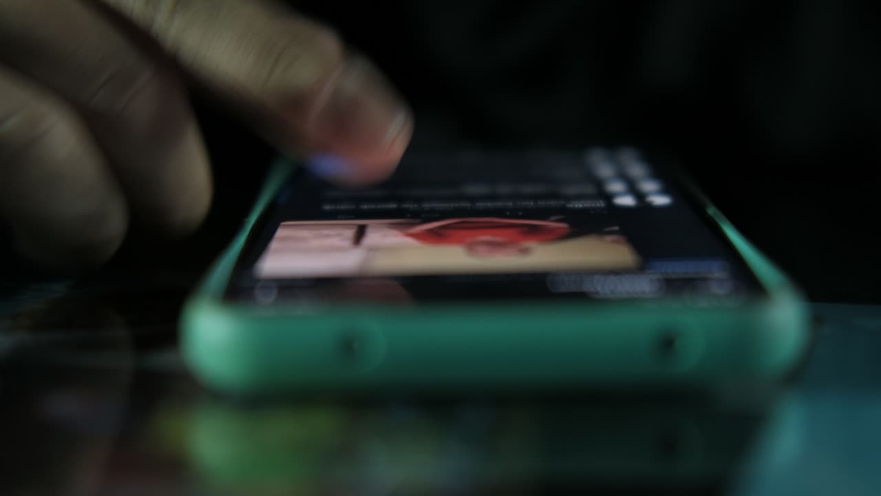dedos de primer plano en el teléfono móvil
