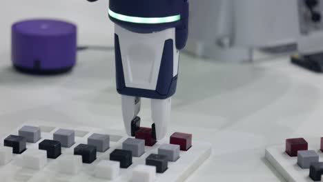 un cobot, o robot colaborativo, es un robot destinado a la interacción directa entre humanos y robots dentro de un espacio compartido, o donde los humanos y los robots están en proximidad.