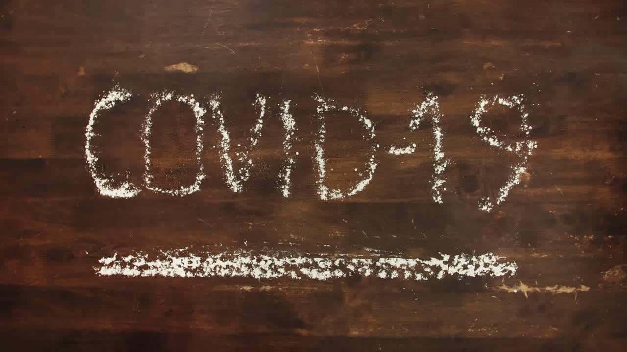 바이러스를 파괴하기 위해 소독제를 뿌린 covid-19 표시