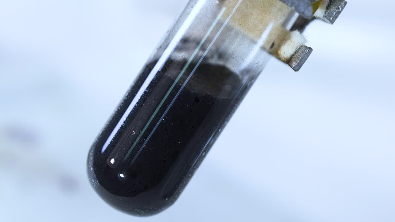 실험 튜브에서 화학 반응