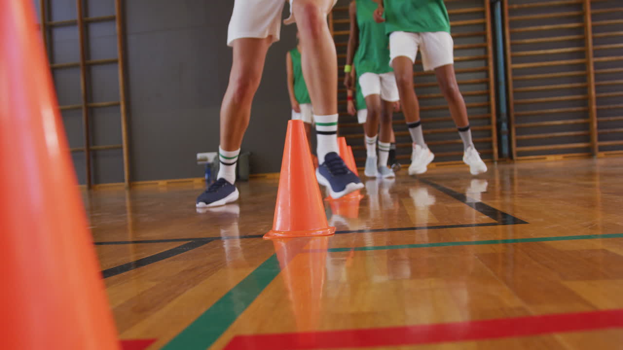 sección media de un equipo de baloncesto femenino diverso práctica de dribble de pelota