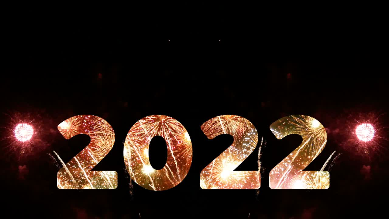 4k. bucle sin problemas de fuegos artificiales del año 2022 saludando durante la celebración de la cuenta atrás de la víspera del año nuevo, verdadero festival de fuegos artificiosos dorados en el cielo en la noche
