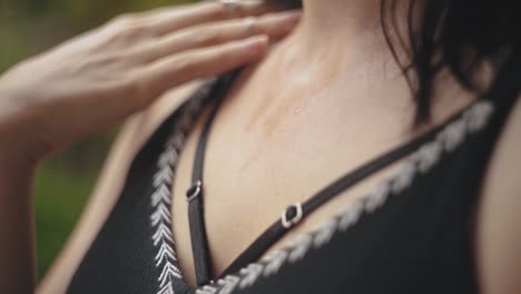 close up de una mujer joven sudando en un día caluroso