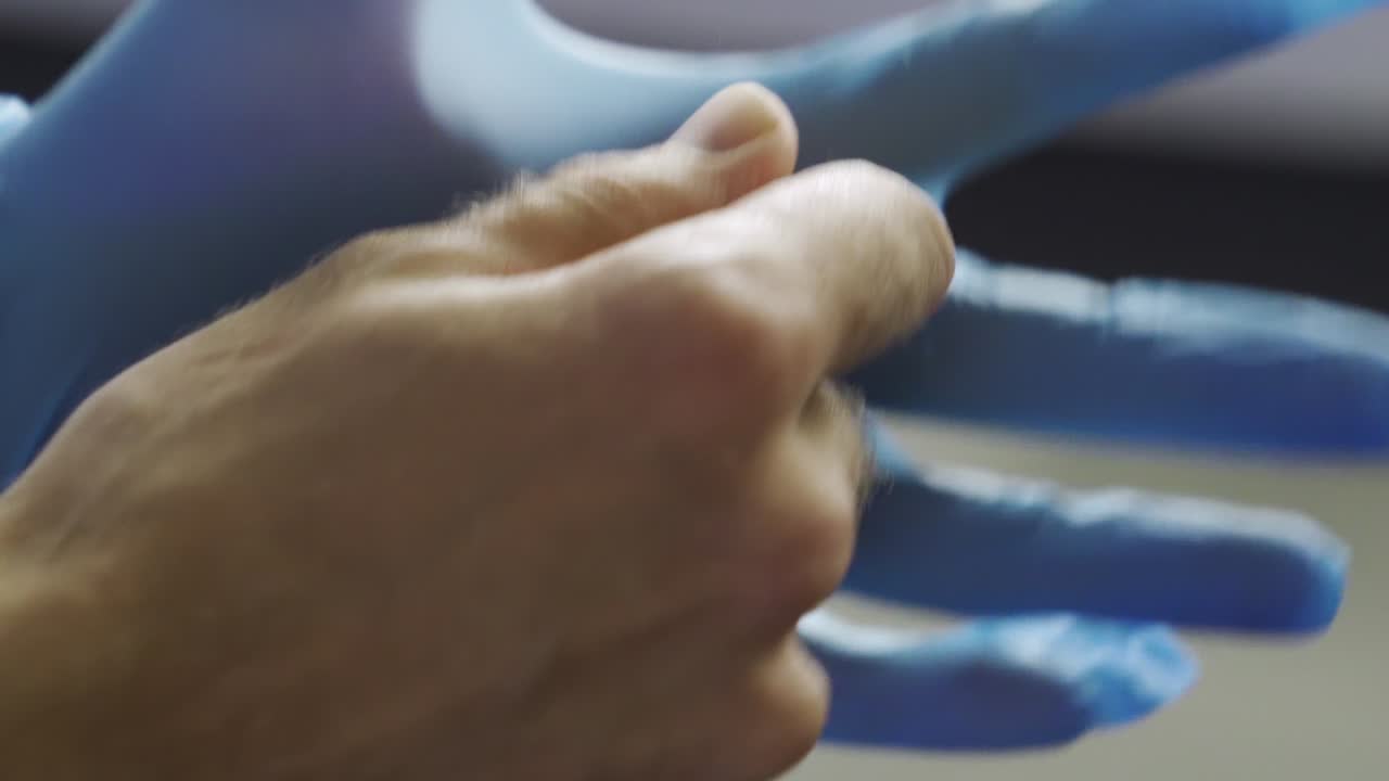 ponerse guantes médicos azules