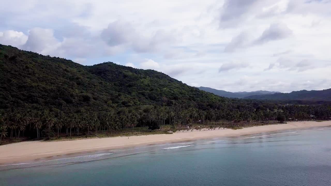 vista aérea de 4k de una larga extensión de la playa de nacpan en el nido, palawan, filipinas