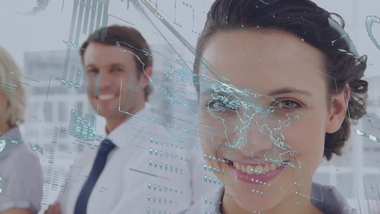 animación del procesamiento de datos financieros y el mapa del mundo sobre diversos empresarios