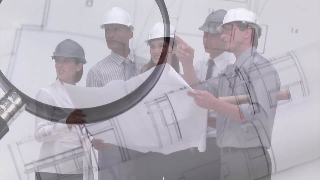 arquitectos e ingenieros inspeccionando los planos de los edificios