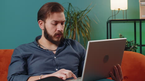 Verblüffter-Libanesischer-Mann-Benutzt-Laptop-Computer,-Erhält-Gute-Nachrichten,-Schockiert-über-Den-Sieg-Und-Feiert-Den-Sieg
