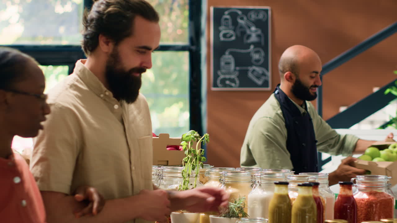 el vendedor presenta manzanas recién cosechadas