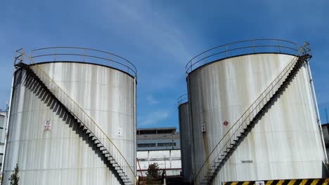 Während-Die-Drohne-In-Den-Himmel-Steigt,-Fängt-Sie-Den-Starken-Kontrast-Zwischen-Dem-Trostlosen-Inneren-Der-Fabrik-Und-Der-Atemberaubenden-Schönheit-Der-Umgebenden-Landschaft-Ein