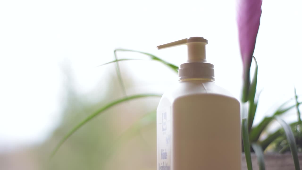 액체 비누로 손을 는 것