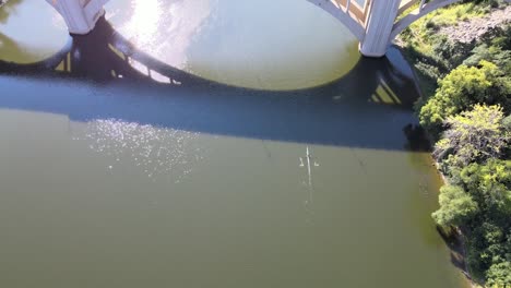 tomada aérea de un avión no tripulado mientras un kayakista rema el río mississippi en el centro de minneapolis