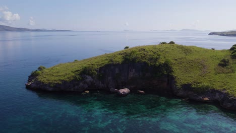 paisaje de la bahía tropical de la exótica isla de komodo, indonesia - vista desde el aire