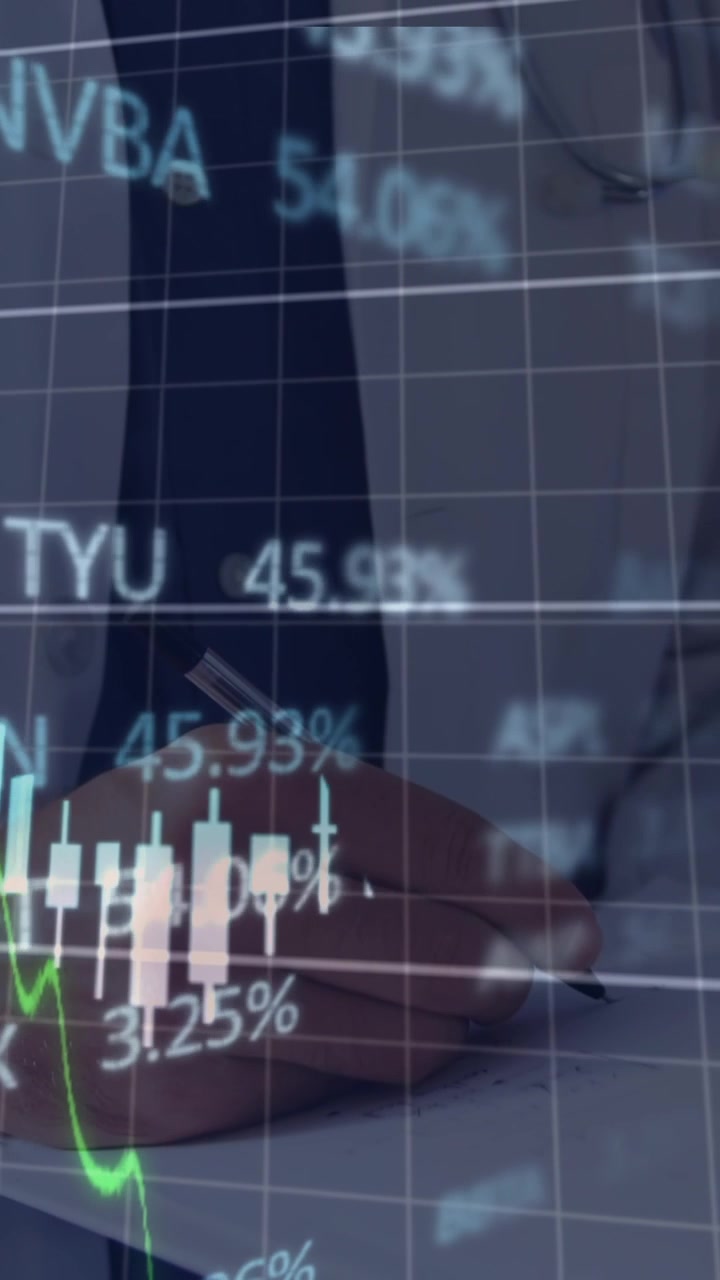 Animazione di dati finanziari sulle mani di un medico caucasico che scrive