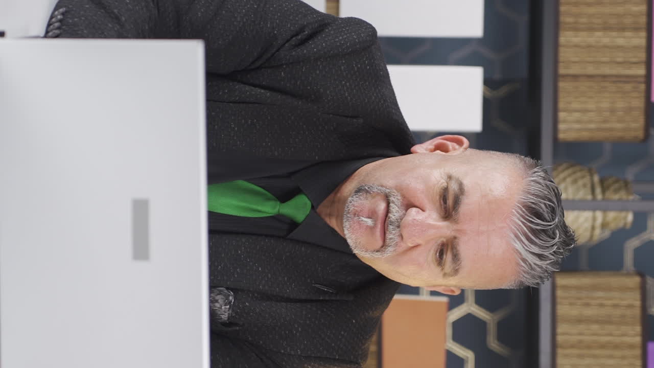 온라인 회의를 진행하는 사업가의 수직 비디오.