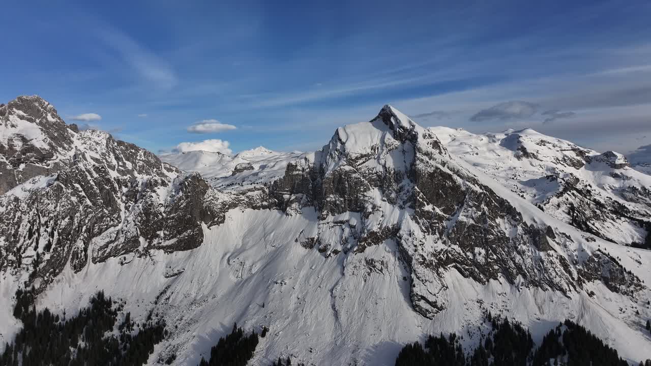 impresionante vista de pájaro de la montaña fronalpstock en un hermoso día de invierno en los alpes suizos