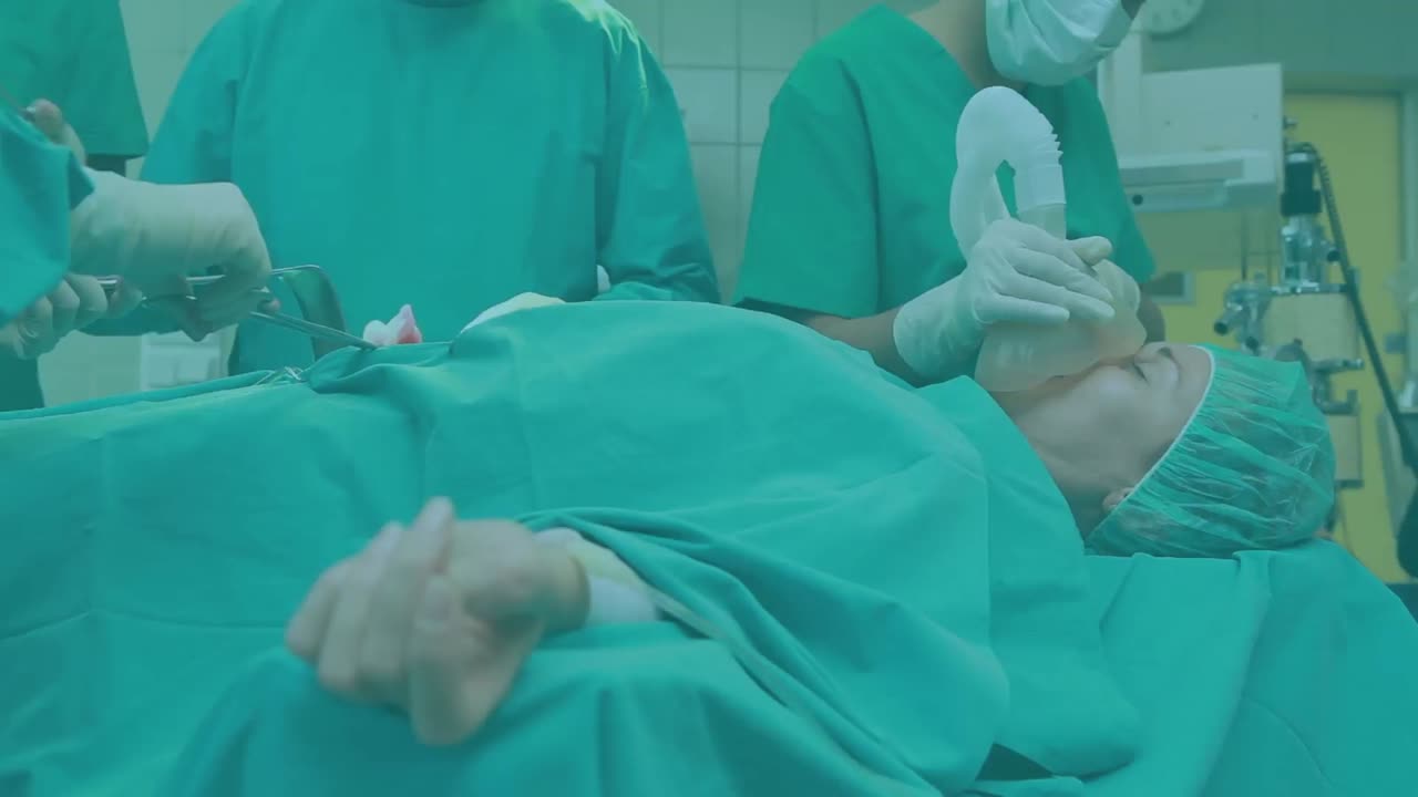 Animazione di rete di connessioni sui chirurghi che operano un paziente in sala operatoria.