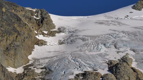 capas cubiertas de nieve del monte curie cerca de los lagos joffre, columbia británica, canadá