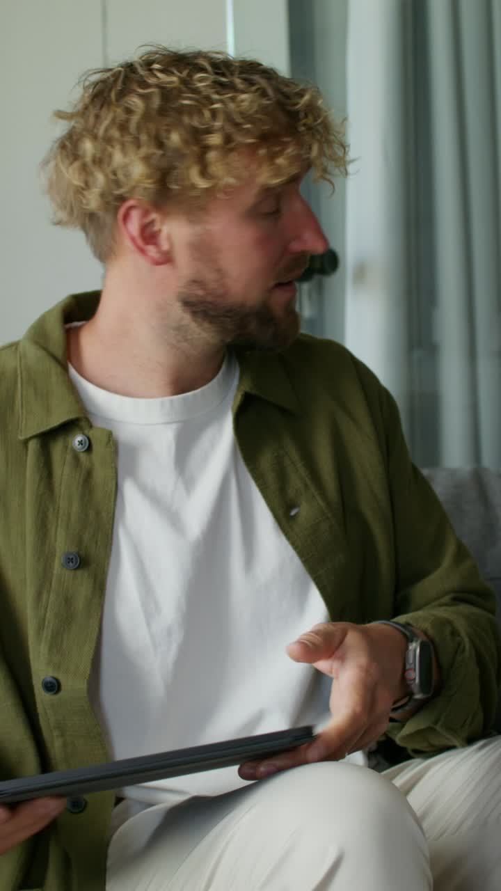 Mies vastaanottamassa toimitusta kotona.