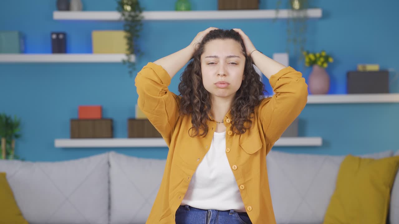 두통을  ⁇ 는 젊은 여성.