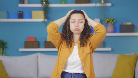 mujer joven con dolor de cabeza.