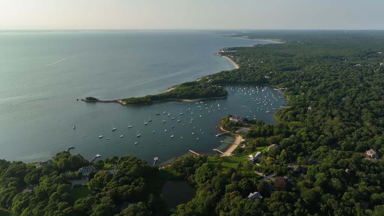tomada de un avión no tripulado de un tranquilo puerto en cape cod, massachusetts