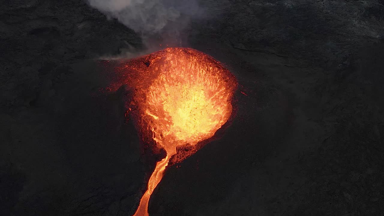 Vista drone in ascesa su una fontana di magma che erutta dal cratere di un vulcano, Islanda.
