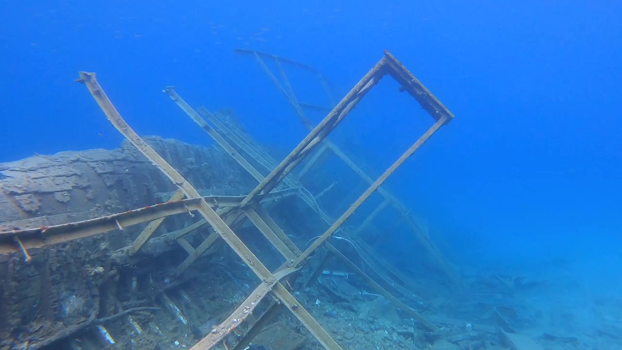 Vista subacquea di un relitto affondato sul fondale oceanico