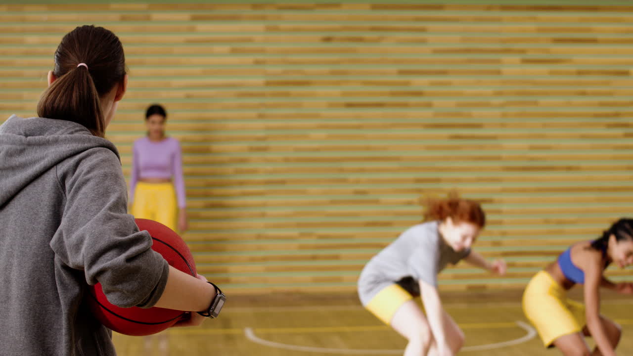 여성 모니터의 뒷면