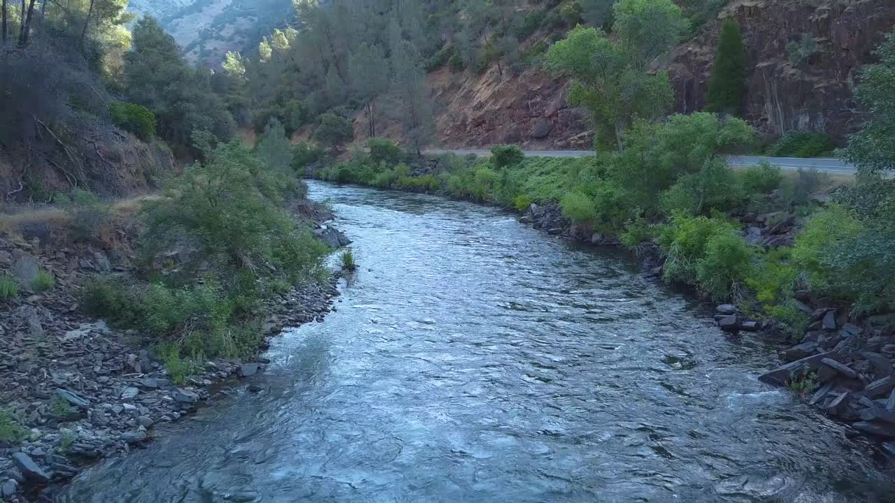 Vista aerea del fiume Merced che scorre vicino al Parco Nazionale di Yosemite
