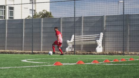 Jugador-De-Fútbol-Entrenando-En-El-Campo