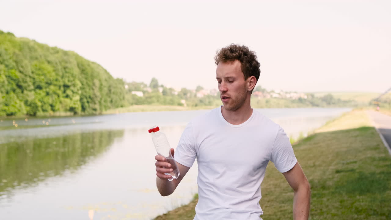백스테이지에서 화장을 하는 세 명의 쇼걸