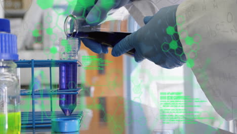 animación del procesamiento de datos científicos sobre un científico masculino en el laboratorio