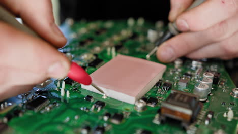 reparación de una placa de circuitos electrónicos