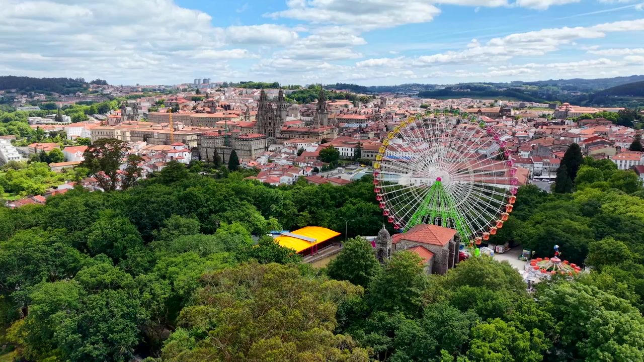 Ripresa drone 4K di una ruota panoramica gigante di 60 metri, vuota e ferma, nel parco La Alameda, Santiago de Compostela. Vista aerea cinematografica diurna che mostra l'enorme struttura metallica
