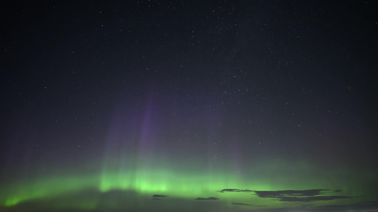 Aurora che risplende nella notte stellata
