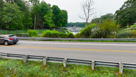 barreras de carretera a lo largo del parque forestal en muskegon, mi