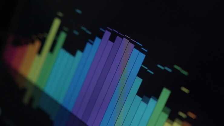 Barra de ecualizador de música. Ecualizador de forma de onda de audio en animación de bucle sobre fondo negro. Metraje de onda de música o sonido. Ecualizador de sonido abstracto de color. Gráfico de música de barra de espectro degradado. Brillante y pulsante