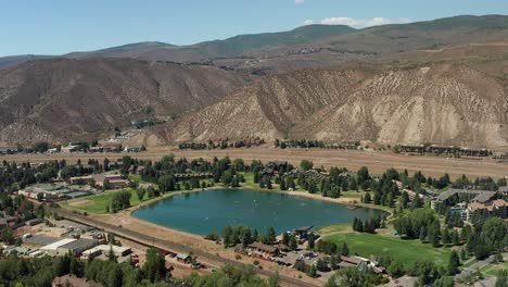 imágenes aéreas de paddle boarders en el lago de referencia ubicado en avon, colorado