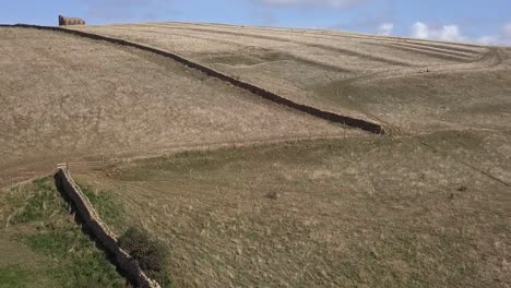 Antena-De-Seguimiento-Hacia-Adelante-Hacia-La-Parte-Inferior-De-La-Colina-Donde-Se-Encuentra-La-Capilla-De-Santa-Catalina-En-Dorset