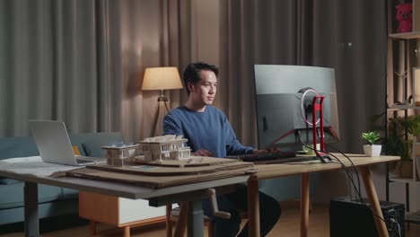 밤 에 집 에서 컴퓨터 를 사용 하는 사람