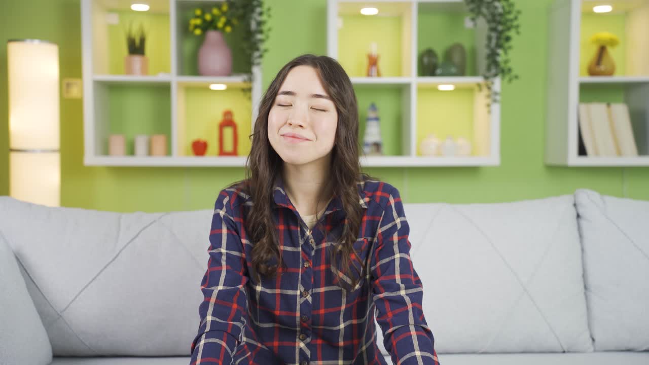 아시아의 젊은 여성이 승인하고 받아들이고 뉴스와 발표를 듣고 있습니다.