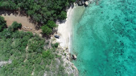 Auto-Steht-Still-In-Der-Nähe-Der-Küste,-Klares-Wasser,-Drohnenblick-Und-Bäume,-Privatstrand