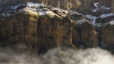 Pared-De-Roca-De-Cañón-Alto-Espolvoreada-Con-Nieve,-Pirineos