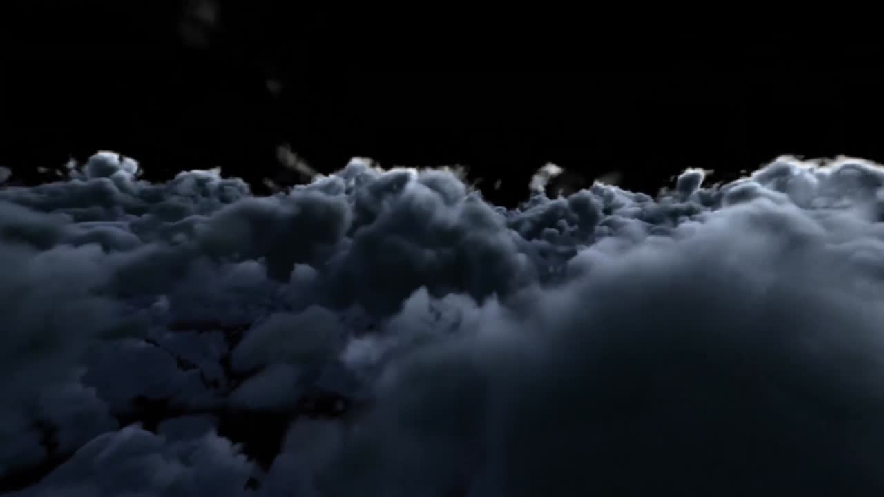 с штормовыми серыми облаками, движущимися в небе