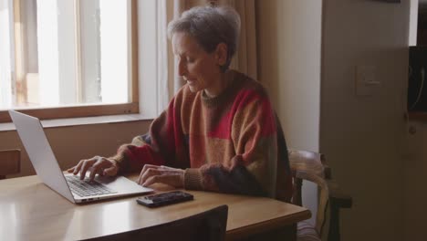 Mujer-Mayor-Relajándose-Sola-En-Casa