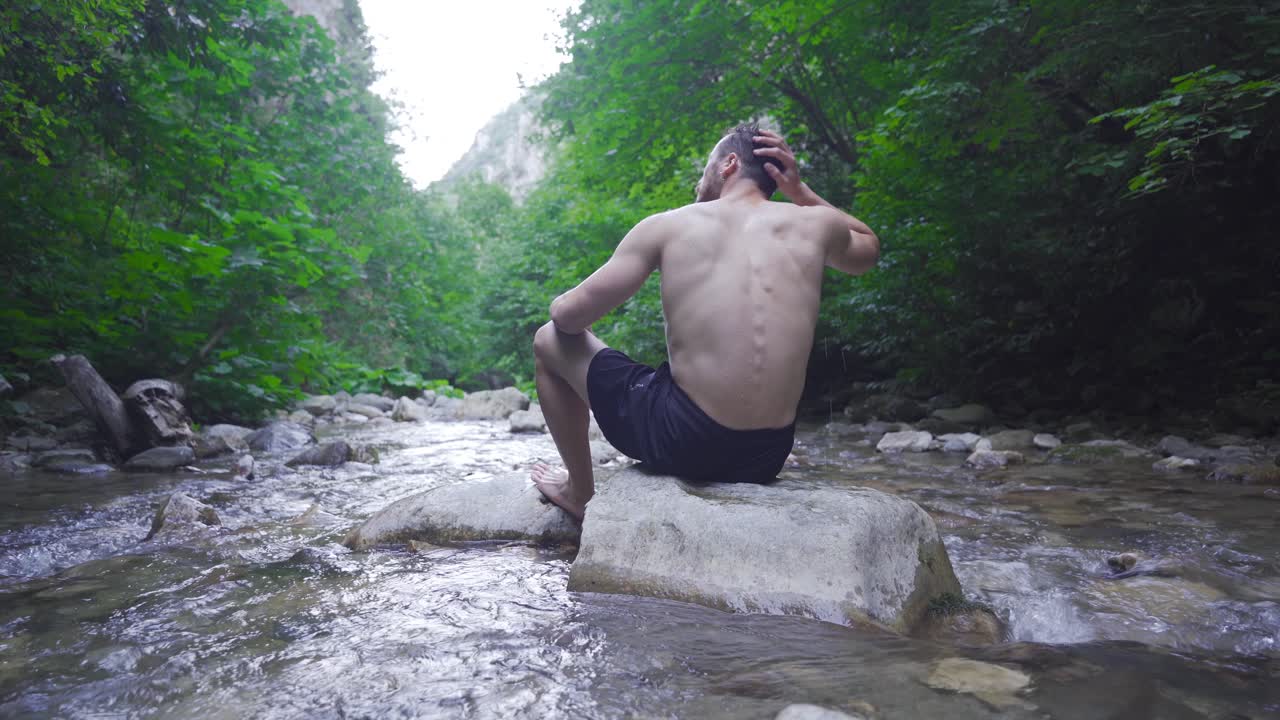 하천  ⁇ 에 앉아서 자연을 지켜보고 있습니다.